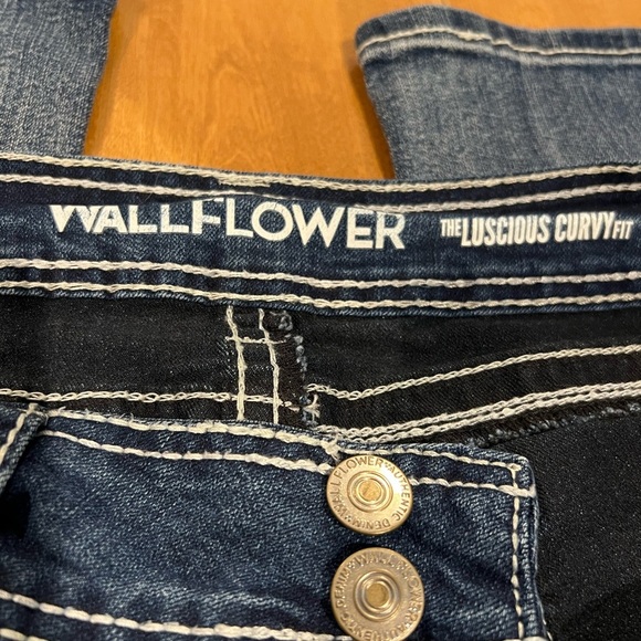 Wallflower women’s Jeans size 9 white stitching embroidered pockets - Picture 4 of 7